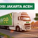 Truk Deliveree melaju di jalan tol dari Aceh menuju Jakarta dengan papan petunjuk arah hijau sebagai ilustrasi “Ekspedisi Jakarta Aceh Via Darat Murah dan Terpercaya”