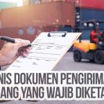 Seseorang sedang memeriksa dokumen pengiriman barang dengan latar kontainer sebagai ilustrasi “10 Jenis Dokumen Pengiriman Barang yang Wajib Diketahui”