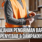 Petugas gudang sedang memeriksa data pengiriman di antara tumpukan kotak kardus sebagai ilustrasi “10 Kesalahan Pengiriman Barang {+Penyebab & Dampaknya}”
