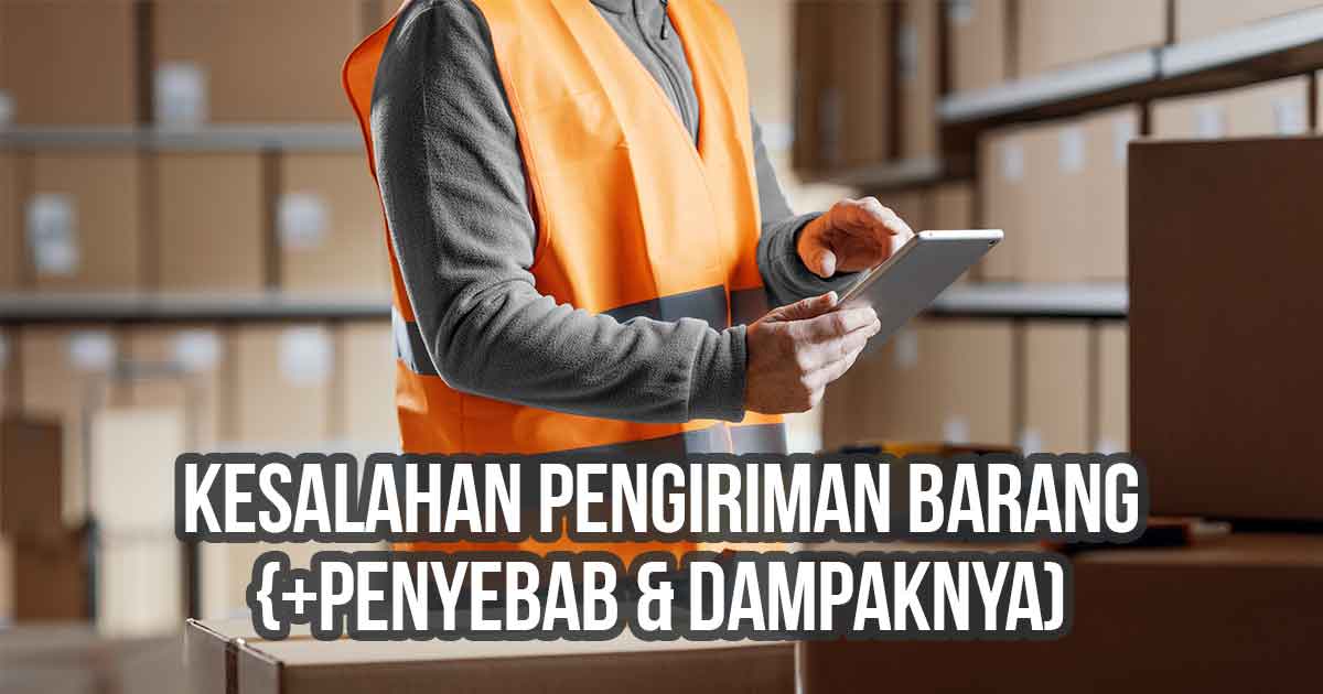 Petugas gudang sedang memeriksa data pengiriman di antara tumpukan kotak kardus sebagai ilustrasi “10 Kesalahan Pengiriman Barang {+Penyebab & Dampaknya}”