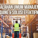 Pekerja gudang di lorong rak penyimpanan tinggi berisi kotak dan palet sebagai ilustrasi “10 Kesalahan Umum Manajemen Gudang & Solusi Efektifnya”