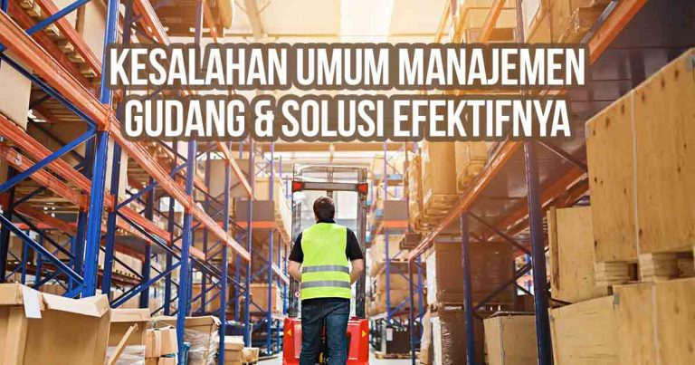 Pekerja gudang di lorong rak penyimpanan tinggi berisi kotak dan palet sebagai ilustrasi “10 Kesalahan Umum Manajemen Gudang & Solusi Efektifnya”
