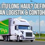 Truk Deliveree melaju di jalan tol dan papan penunjuk sebagai ilustrasi “Apa Itu Long Haul? Definisi, Peran Logistik & Contohnya”